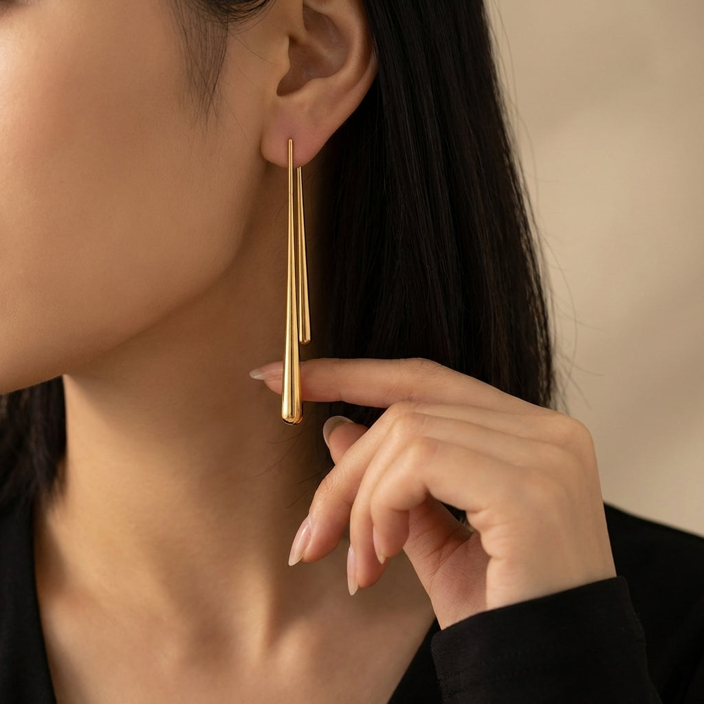 Long water drop earrings close-up detail – Vessaly