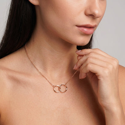 Gold interlocking circles pendant detail – Vessaly