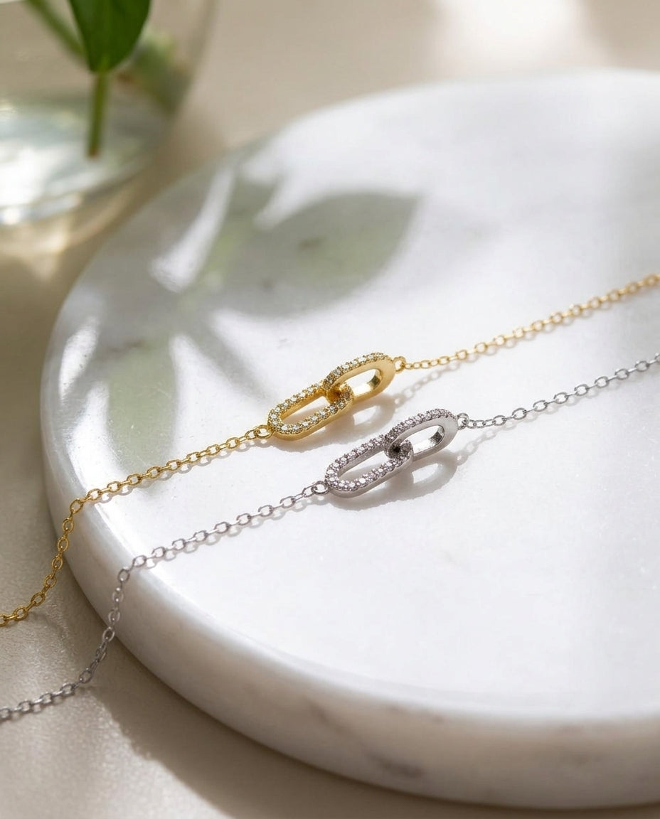 Minimalist geometric necklace in gold – Vessaly
