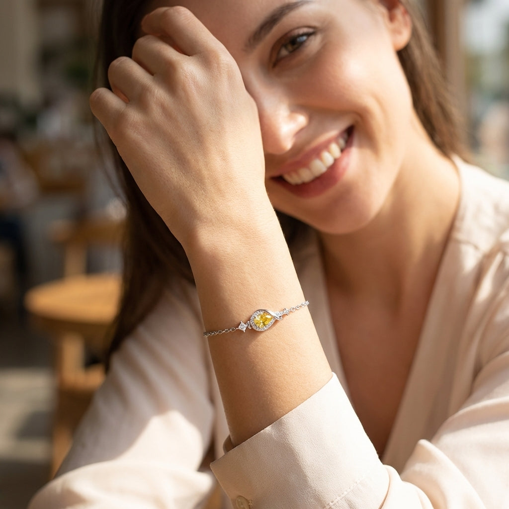 Silver bracelet golden center stone detail – Vessaly
