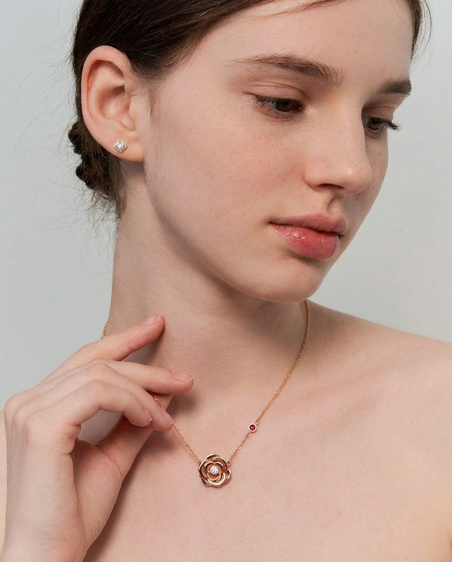 Dainty rose gold flower pendant necklace – Vessaly