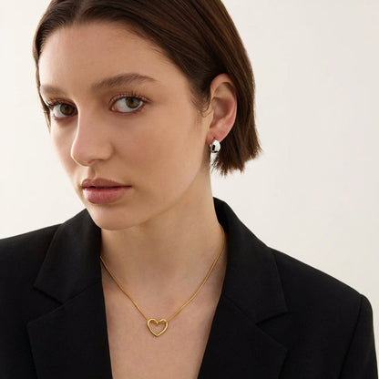 Gold open heart necklace, minimalist design – Vessaly
