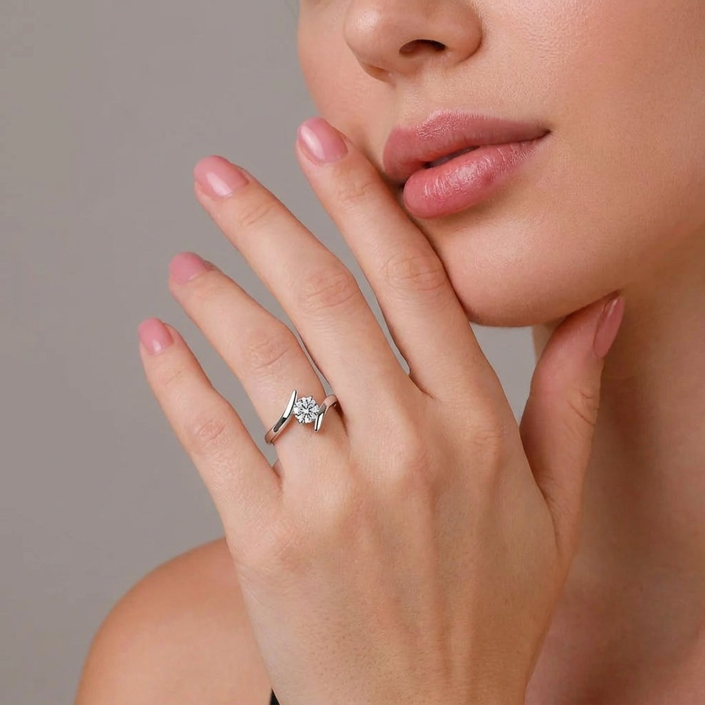 Silver zirconia ring detail – Vessaly