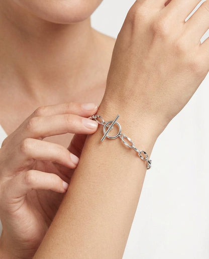 Chunky silver chain bracelet on the wrist – Vessaly