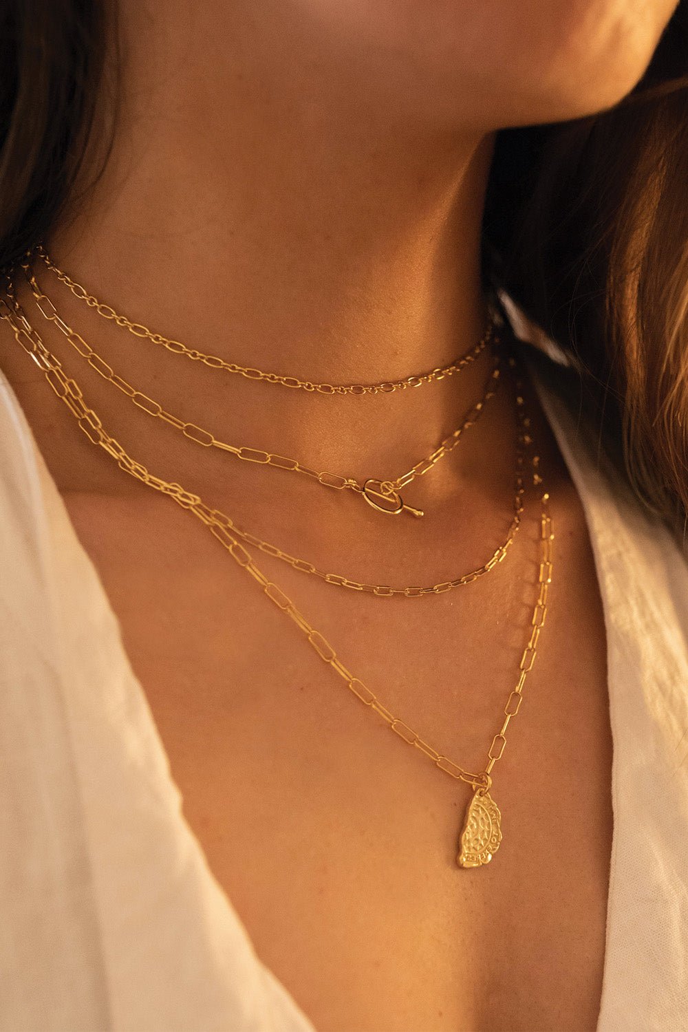 Gold link chain choker close-up detail – Vessaly