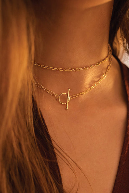 Gold chain choker necklace on neckline – Vessaly