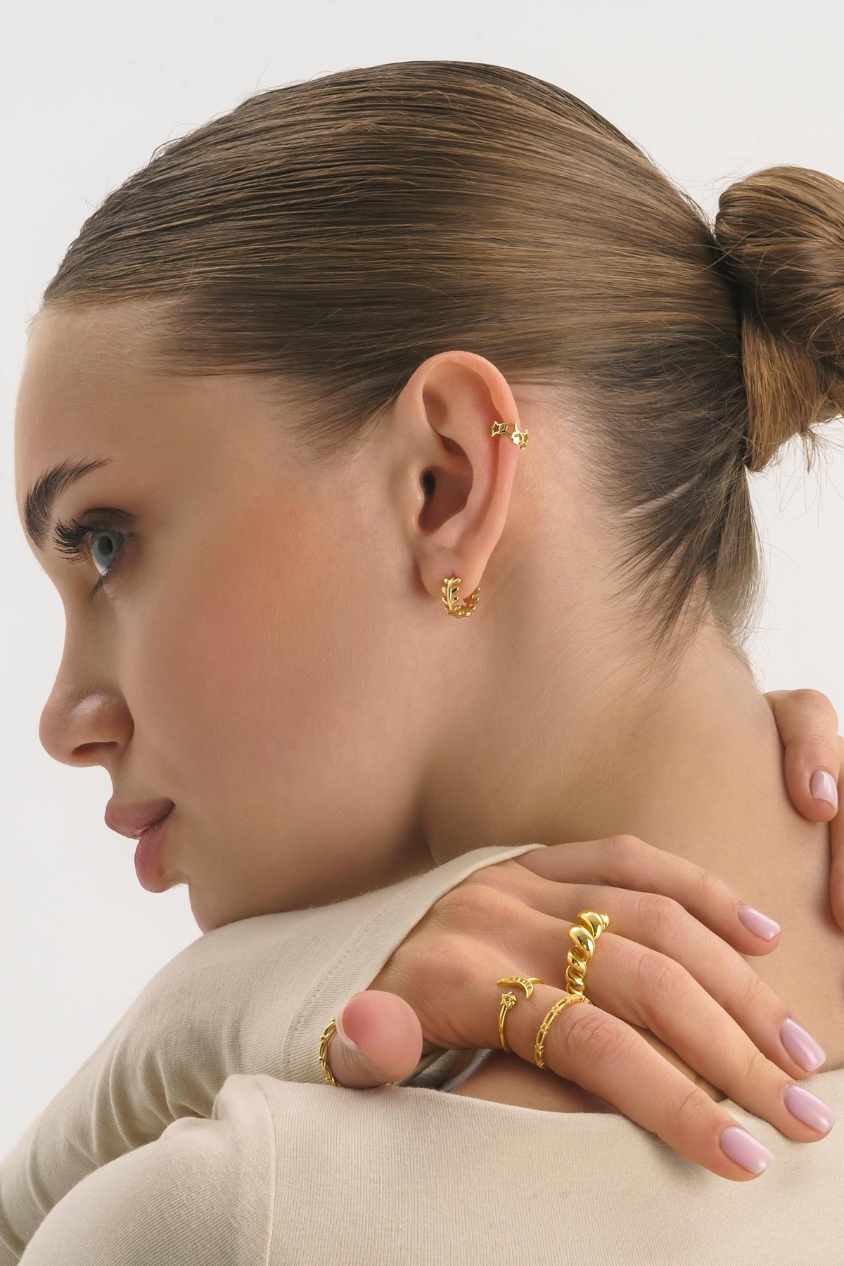 Dainty gold huggie hoop earrings pair – Vessaly