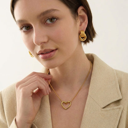 Sculptural knot stud earrings detail – Vessaly
