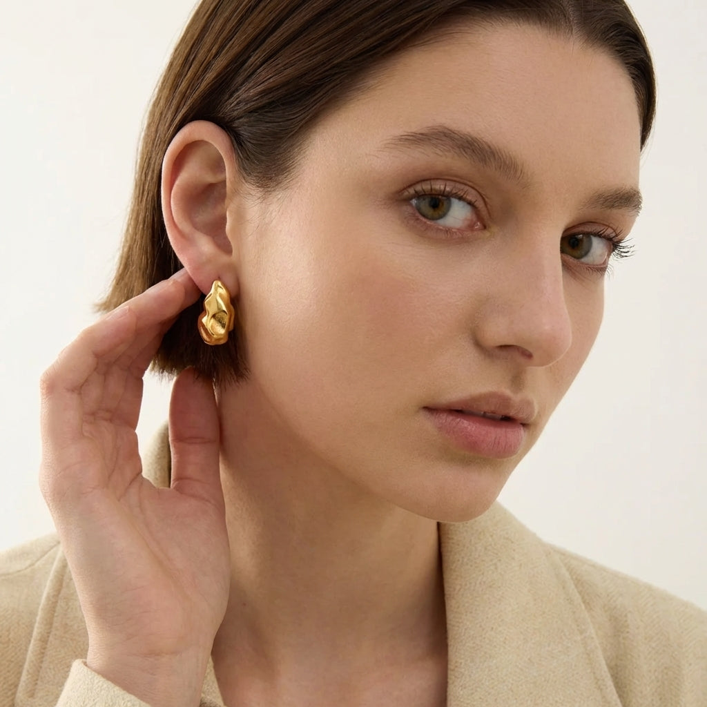 Organic molten gold stud close-up detail – Vessaly