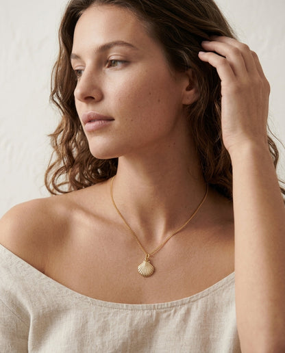Dainty gold shell necklace on a fine chain – Vessaly