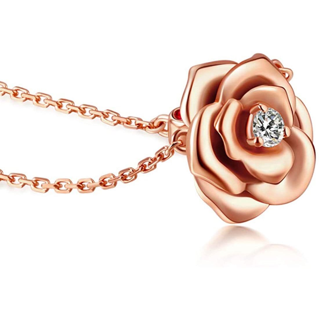 Rose gold rose pendant close-up detail – Vessaly