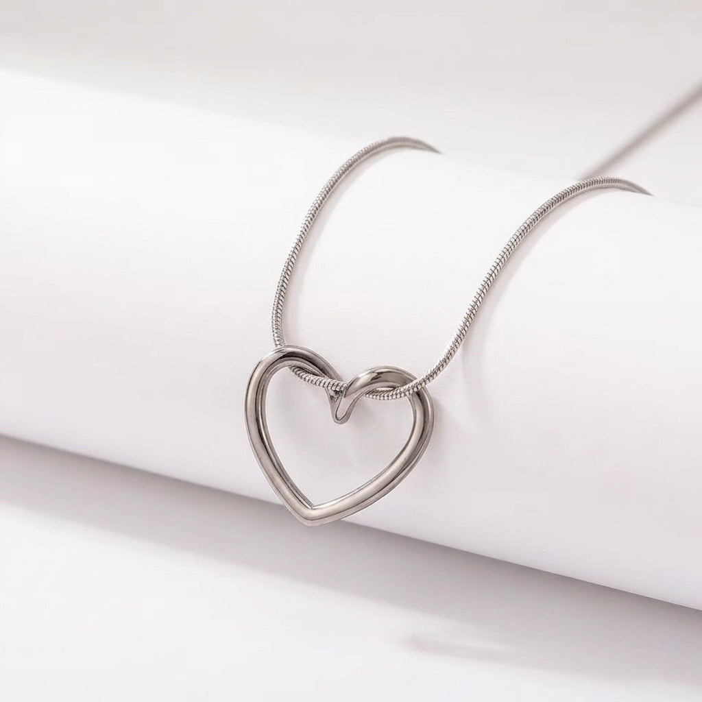 Open heart pendant on neutral background – Vessaly