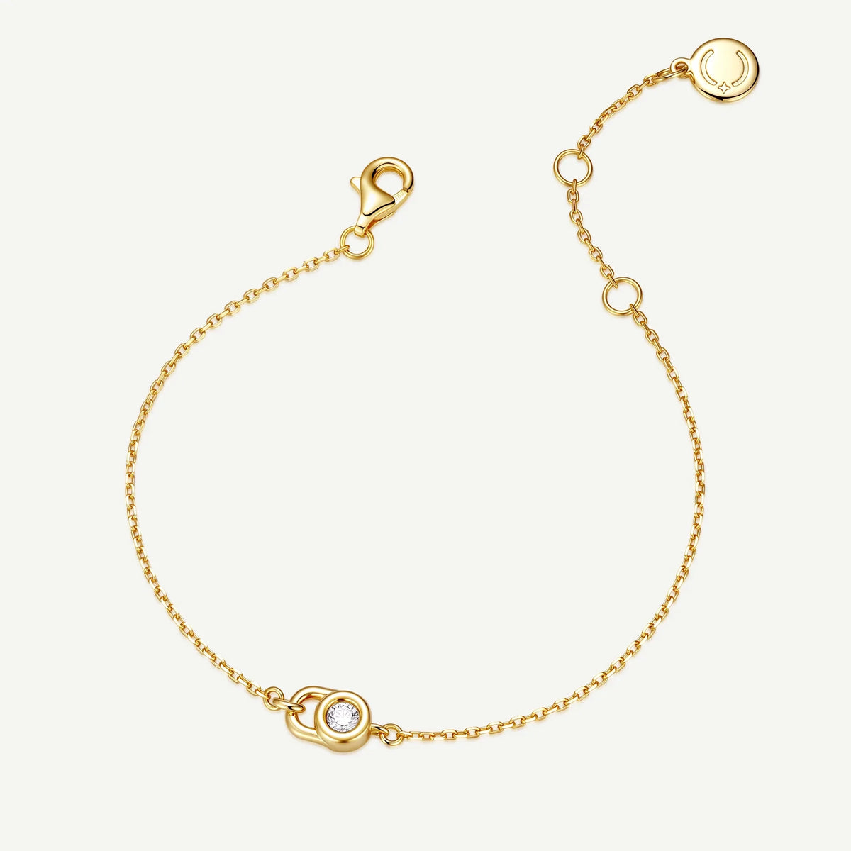 Dainty silver lock bracelet detail – Vessaly
