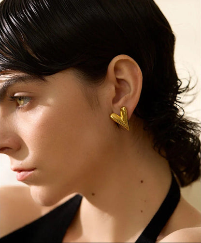 Delicate gold heart earrings – texture detail