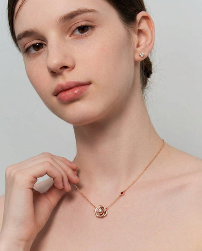 Rose flower necklace in rose gold – Vessaly