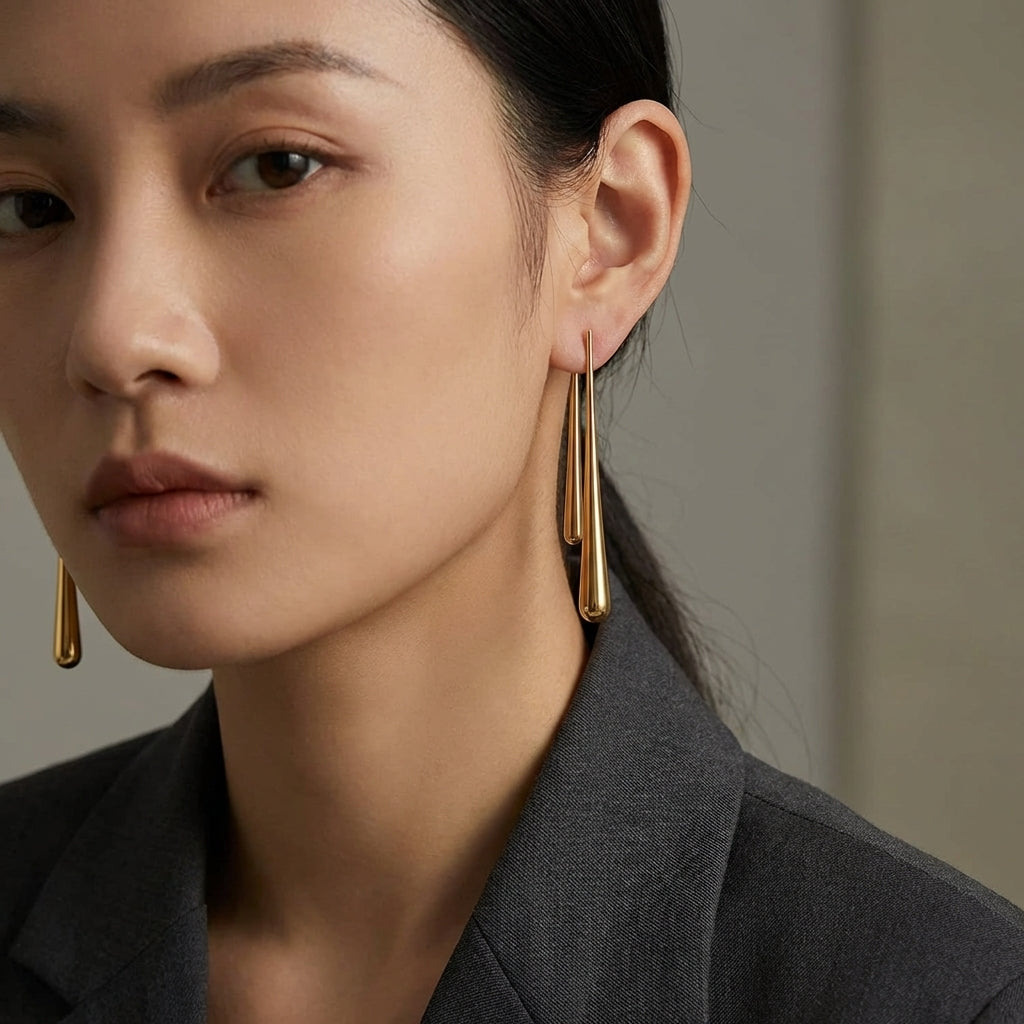 Vessaly mismatched gold drop earrings – texture detail
