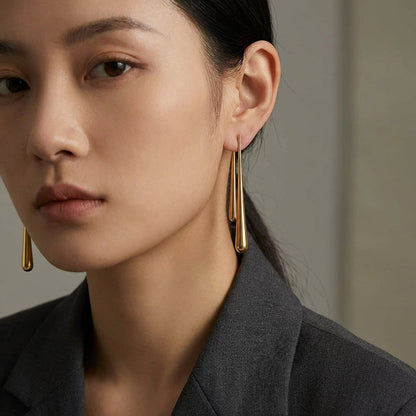 Vessaly mismatched gold drop earrings – texture detail