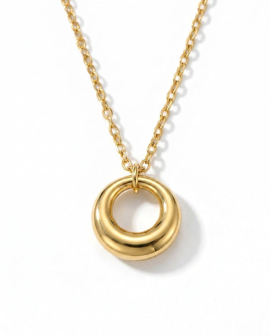 Gold circle pendant necklace in 18K gold vermeil, lifestyle shot
