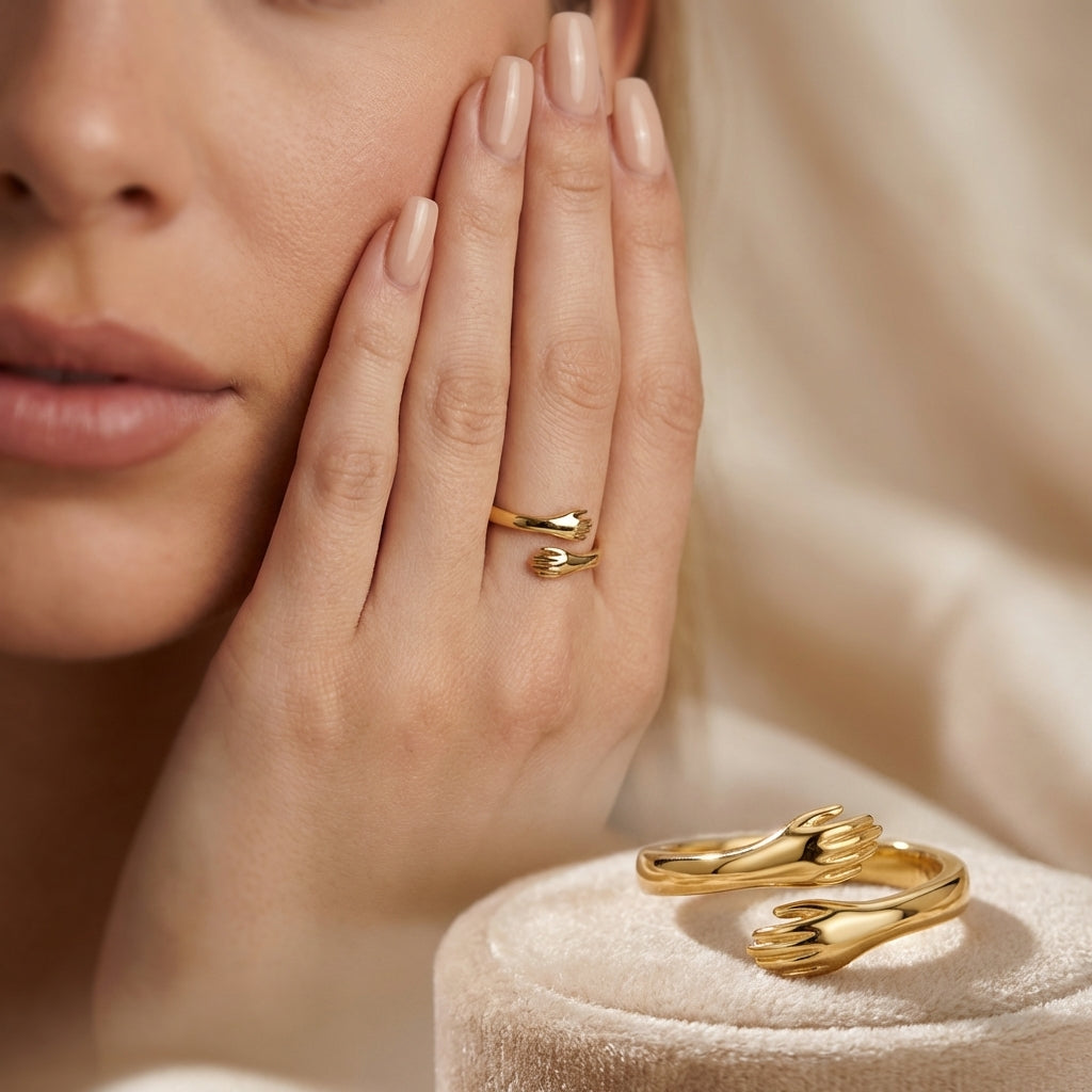 Intertwined hands ring detail – Vessaly