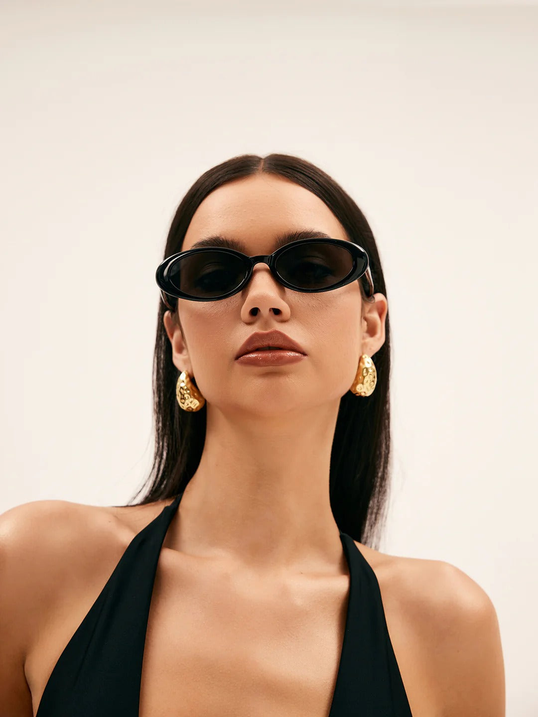 Teardrop stud earrings worn on the ear – Vessaly