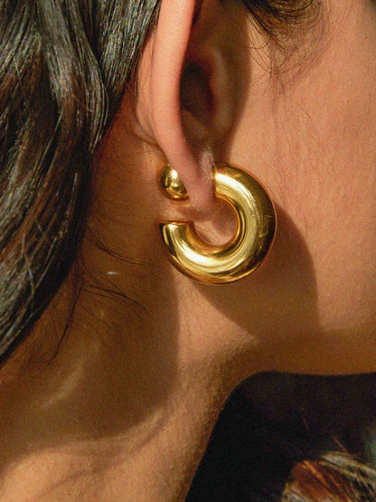 C-shaped earrings worn on the ear – Vessaly