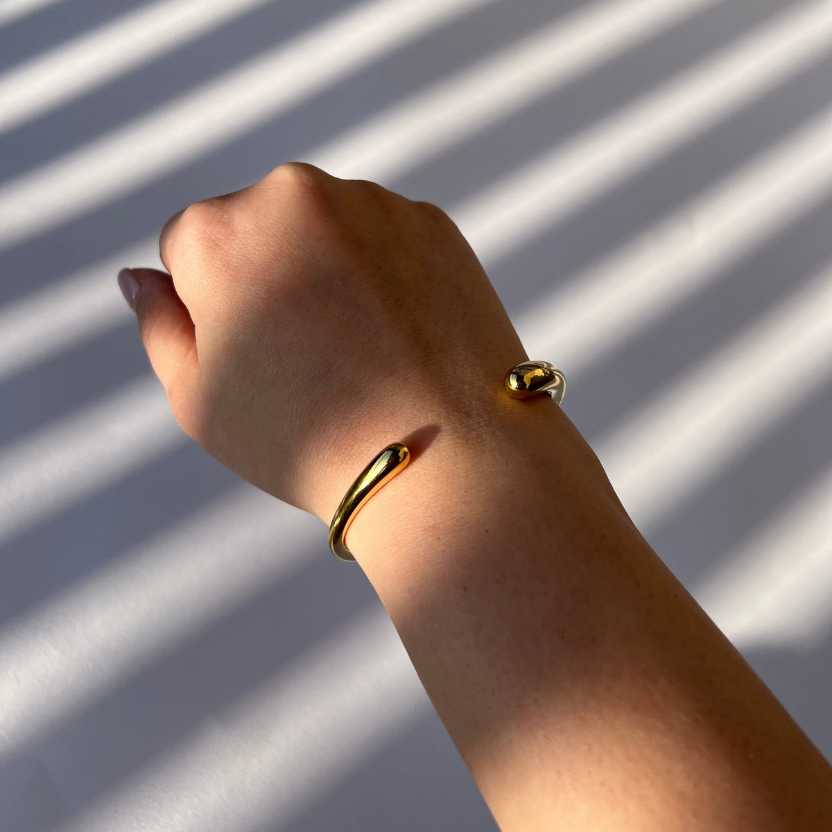 Adjustable gold cuff bracelet side view – Vessaly