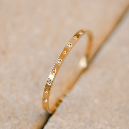 Gold bangle with star-set stones detail – Vessaly