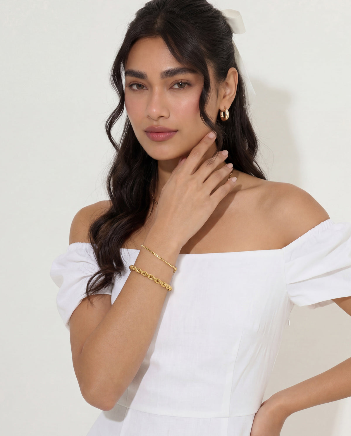 Dainty gold chain bracelet on the wrist – Vessaly