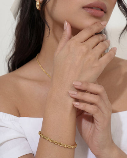 Gold rope chain bracelet close-up detail – Vessaly
