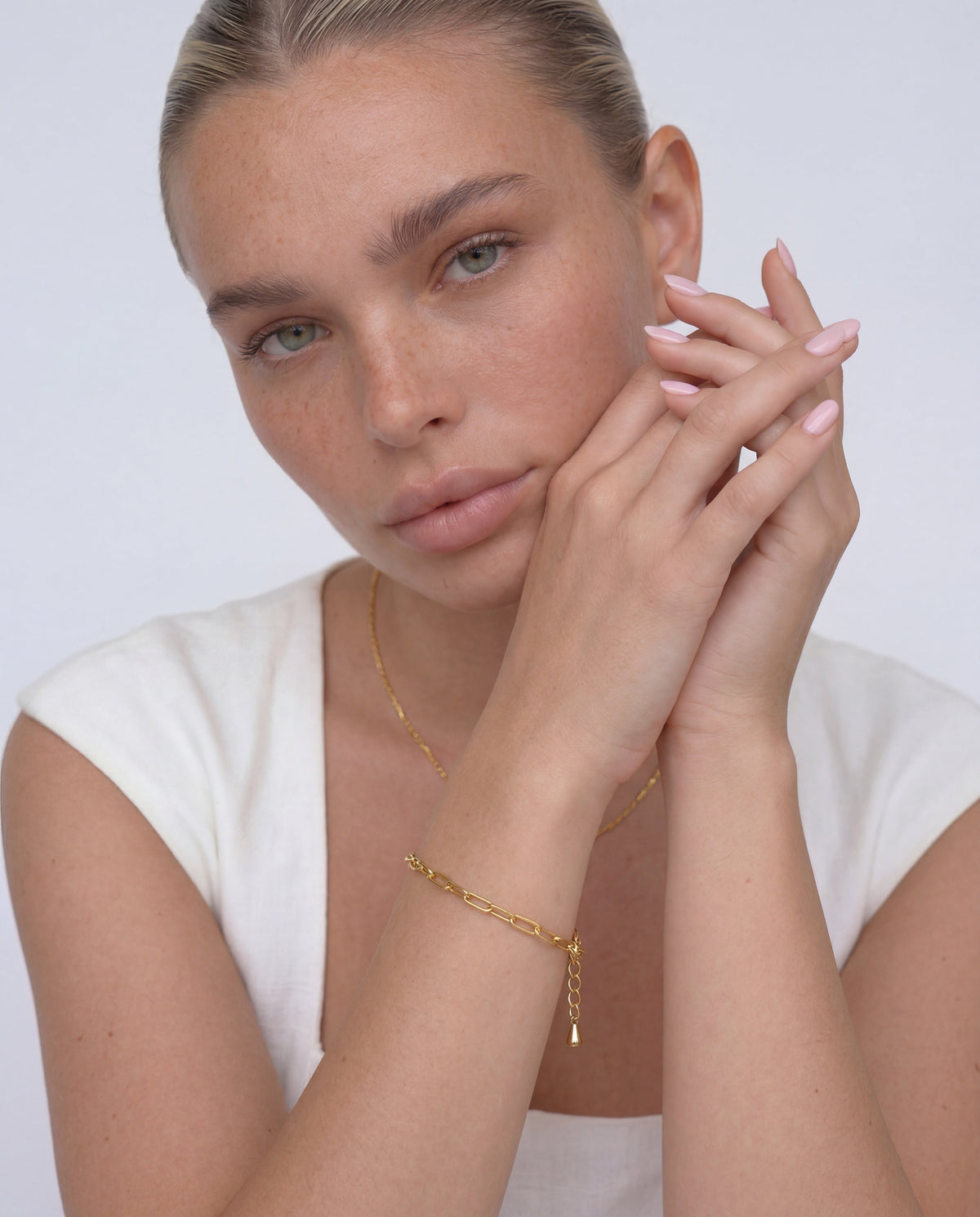 Gold paperclip link bracelet detail – Vessaly