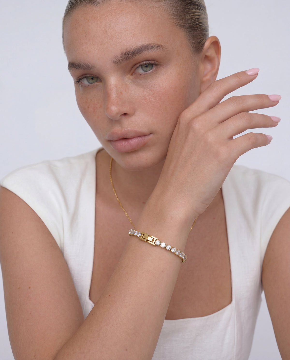 Gold tennis bracelet close-up sparkle detail – Vessaly