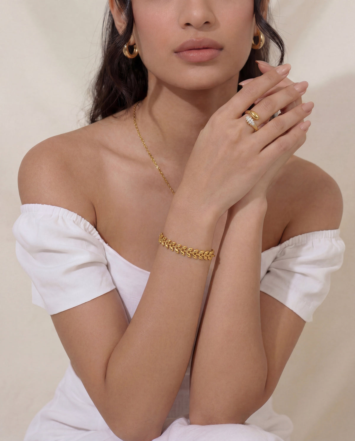 Gold leaf bracelet close-up detail – Vessaly