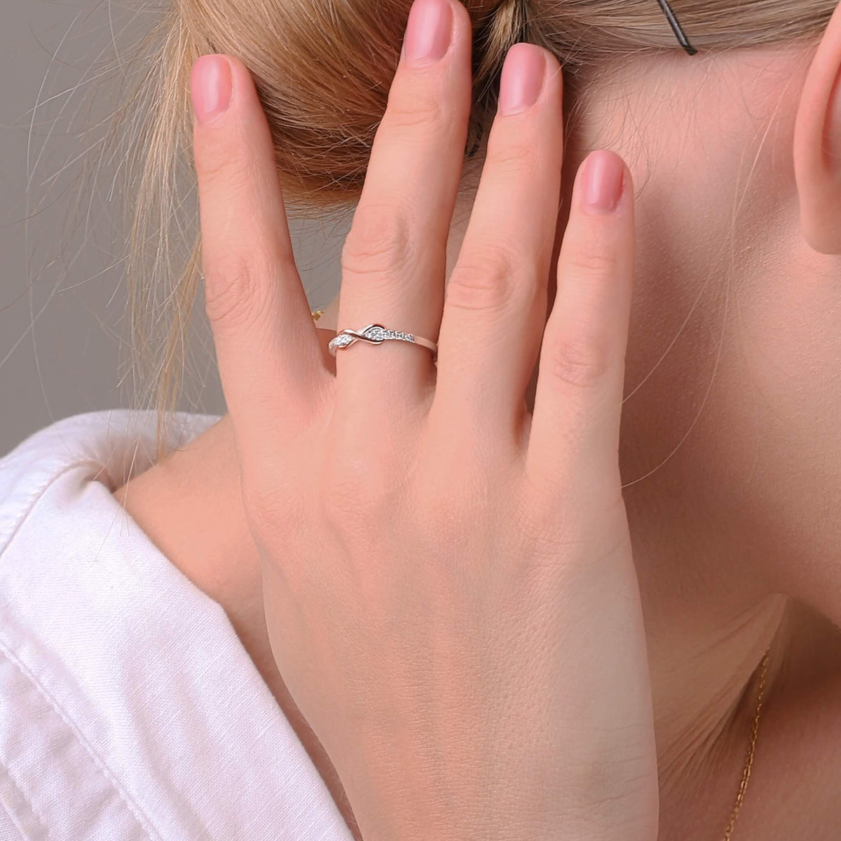Love ring worn on the finger – Vessaly