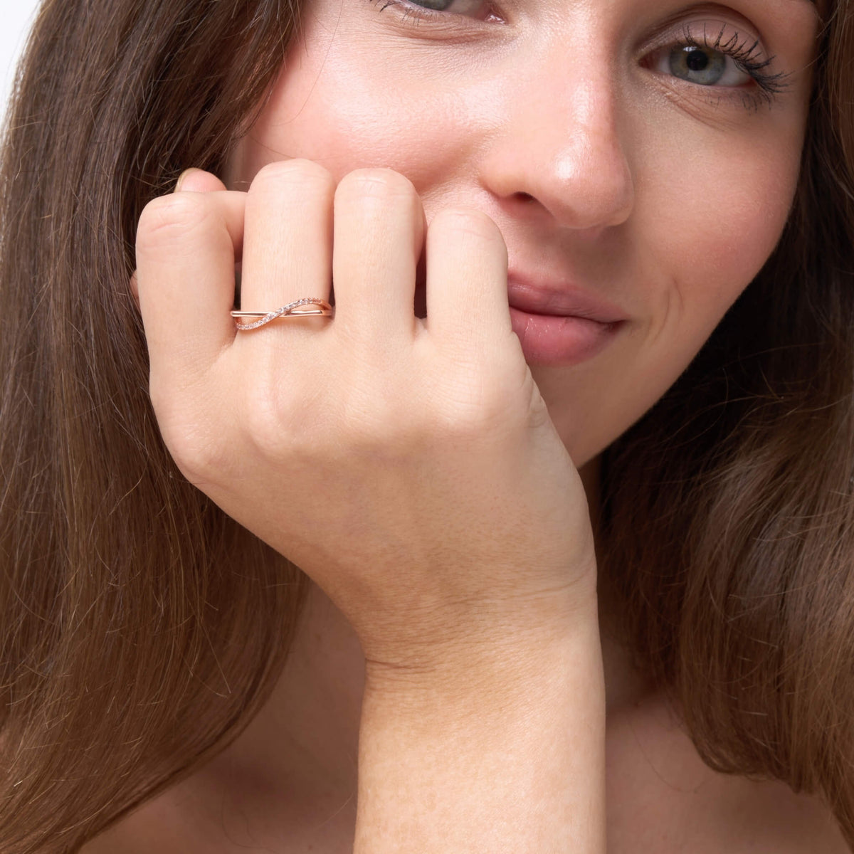 Statement ring worn on the finger – Vessaly