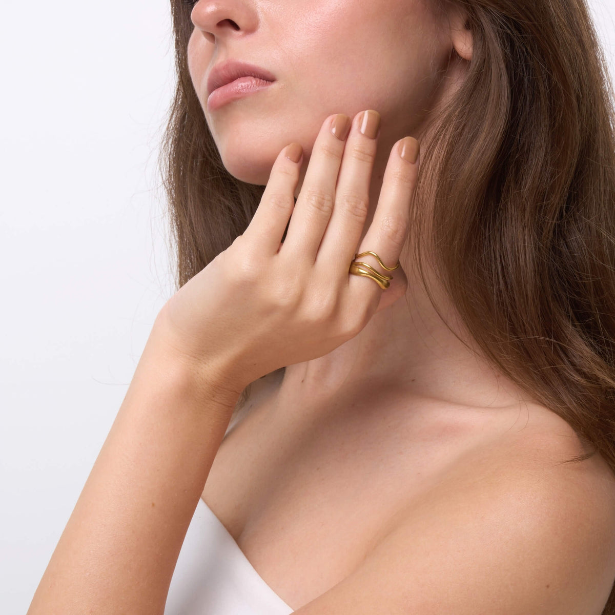 Statement ring worn on the finger – Vessaly
