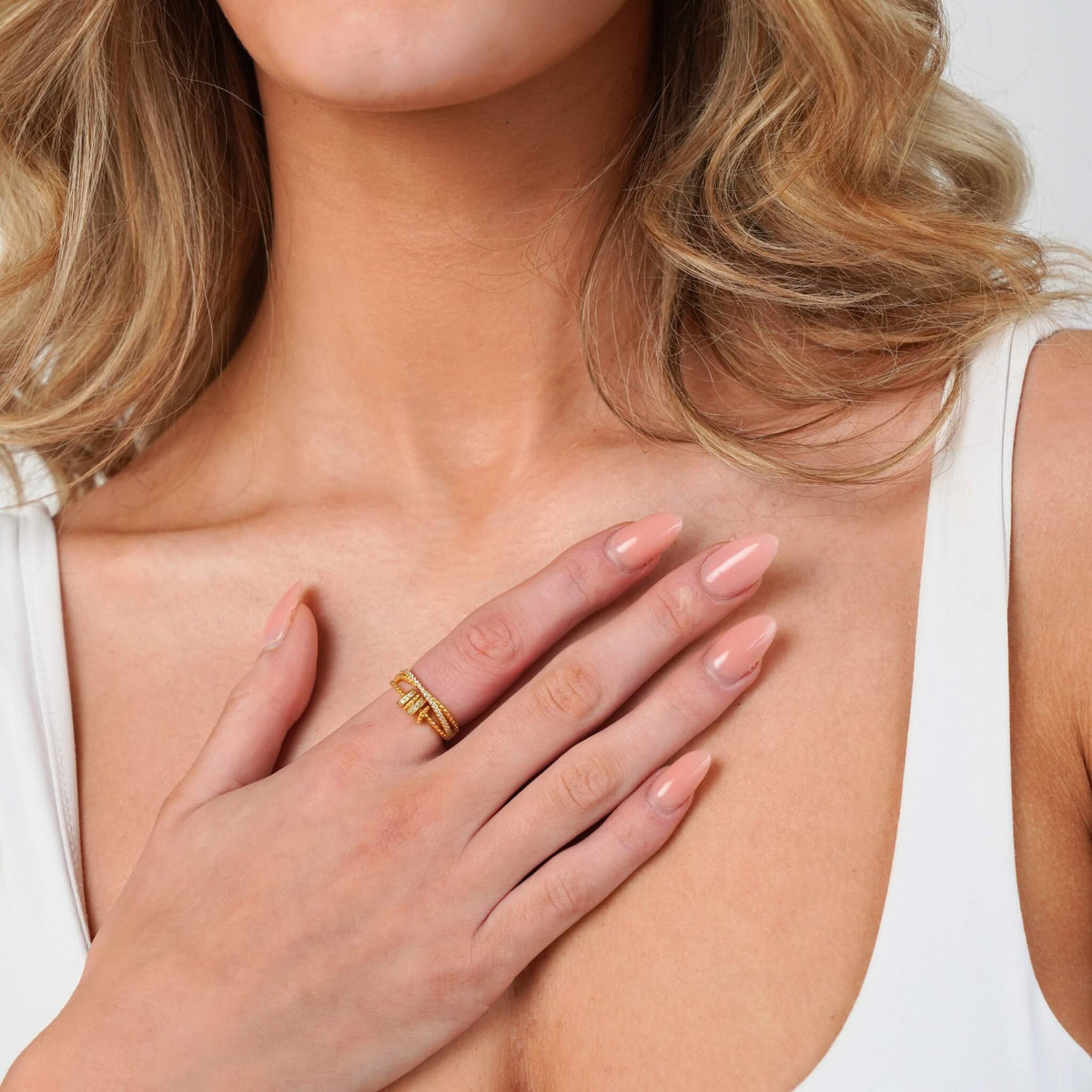 Infinity knot ring detail – Vessaly