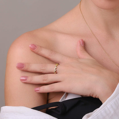Sculptural wave ring detail – Vessaly
