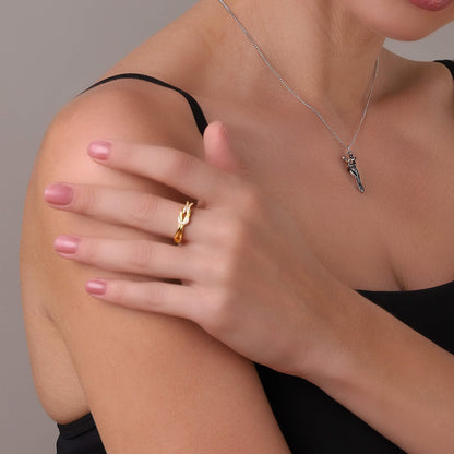 Sculptural knot ring detail – Vessaly