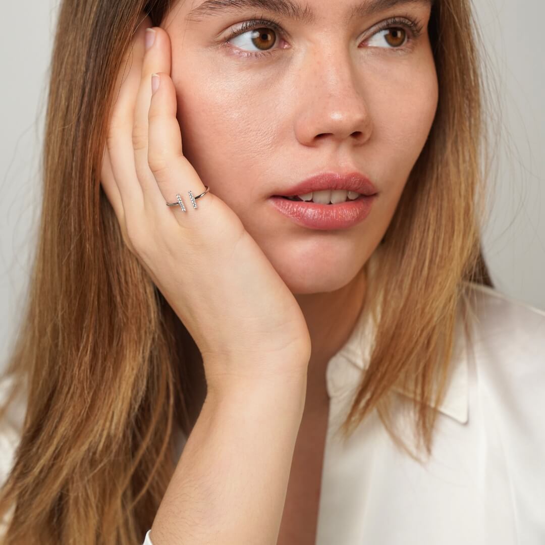 Silver statement ring detail – Vessaly