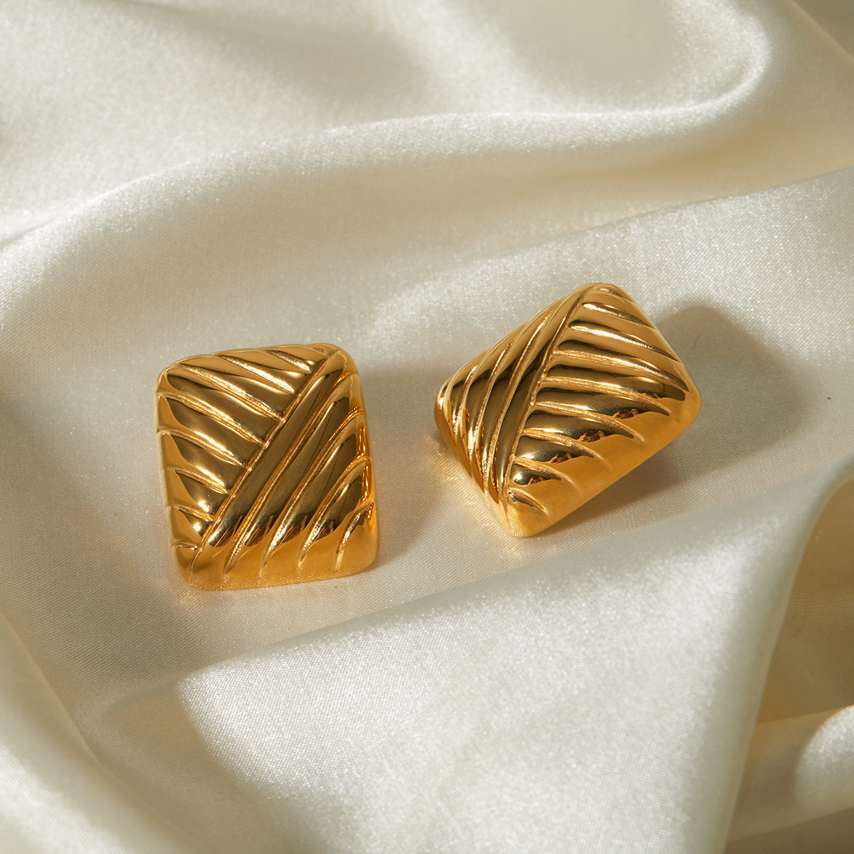 Gold textured drop earrings pair – Vessaly