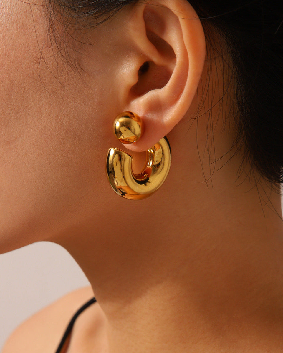 Sculptural open C earrings detail – Vessaly
