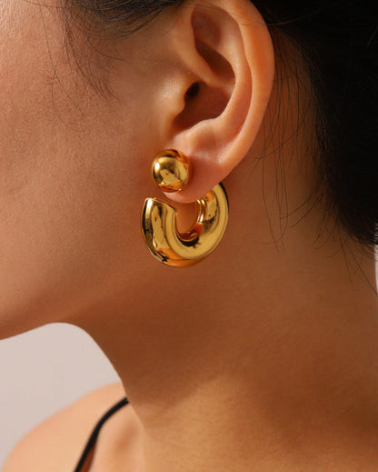 Sculptural open C earrings detail – Vessaly
