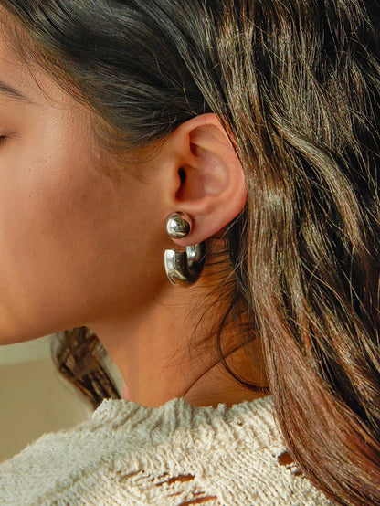 Architectural C hoop earrings pair – Vessaly