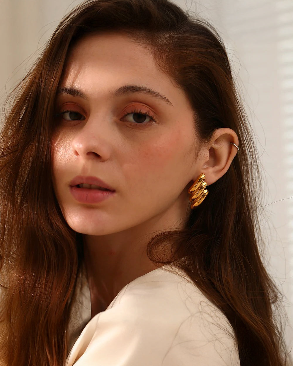 Gold drop earrings worn on the ear – Vessaly