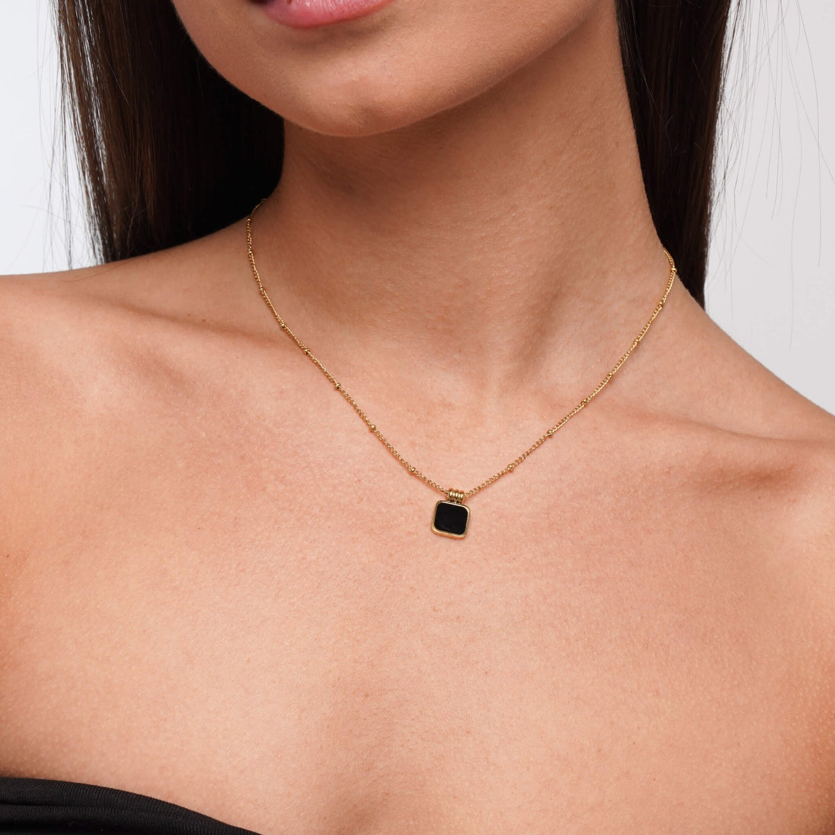 Pearl necklace side angle view – Vessaly