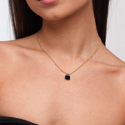 Pearl necklace side angle view – Vessaly