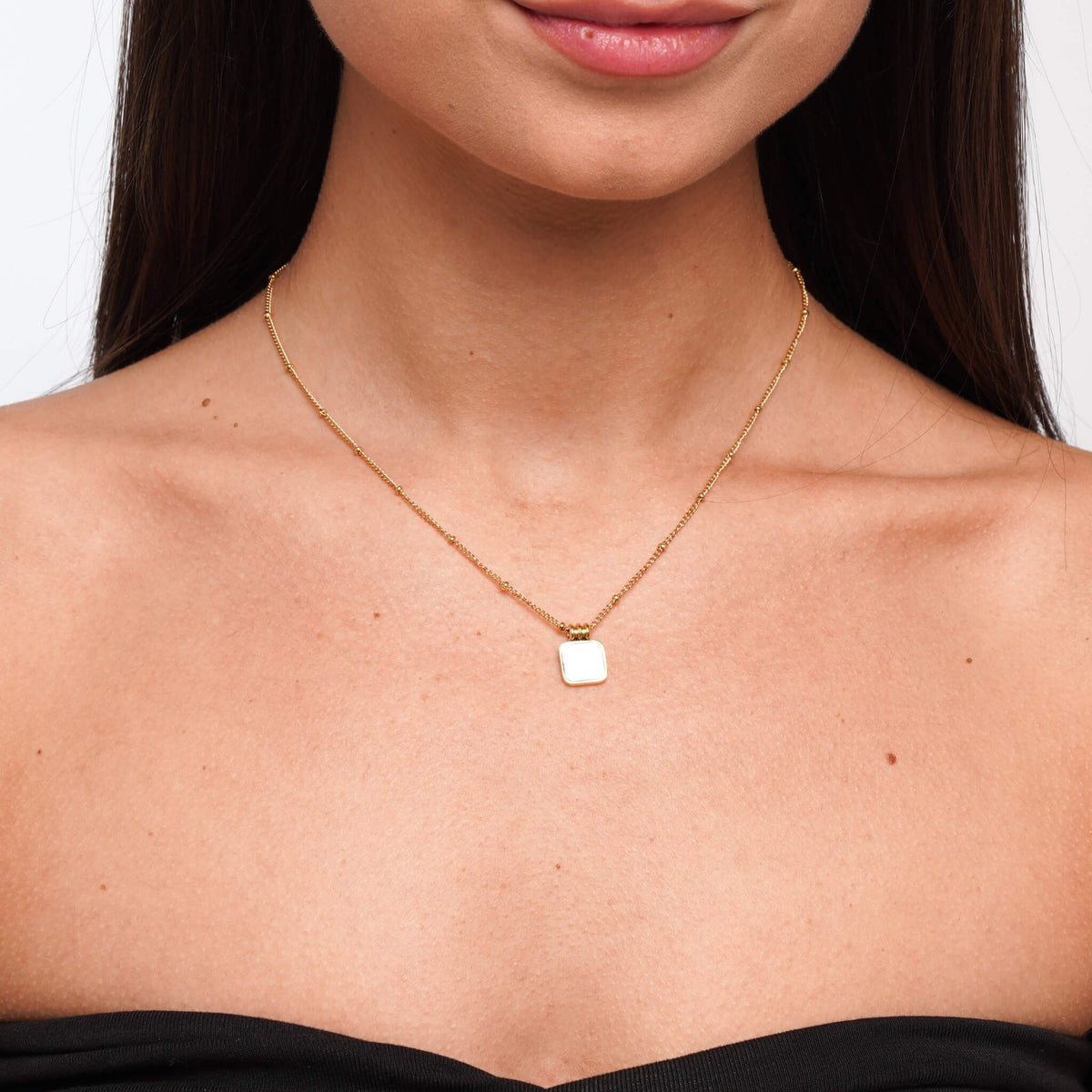White pearl necklace on a fine gold-plated chain – Vessaly