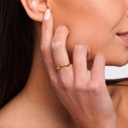 Fluid wave ring detail – Vessaly