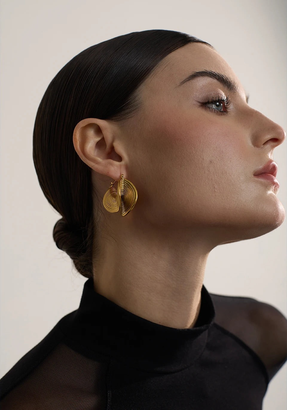 Spiral wave earring close-up detail – Vessaly