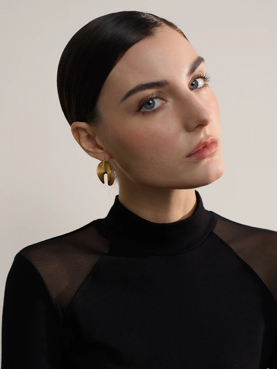 Sculptural wave drop earrings worn on the ear – Vessaly